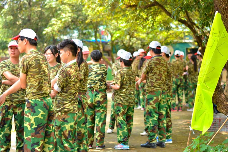 圖2 各個團隊在努力完成“解手鏈”任務(wù)