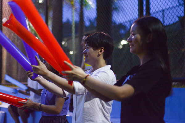 圖4 啦啦隊(duì)熱情歡呼與吶喊