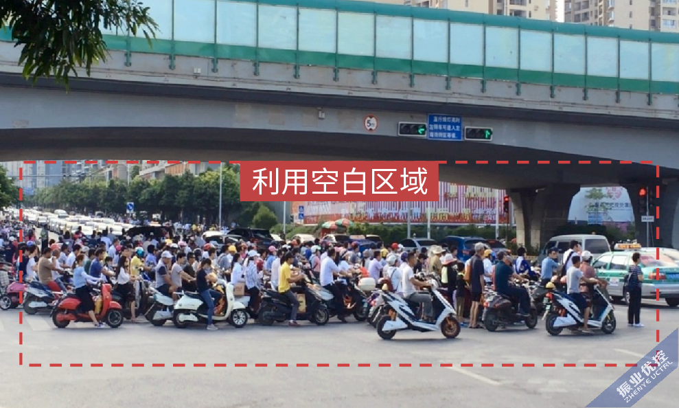 圖7 利用空白區(qū)域設(shè)置非機(jī)動(dòng)待行區(qū)