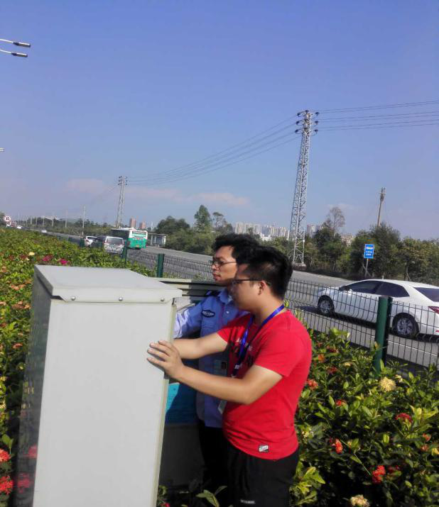 圖1 交通工程師前往路口進(jìn)行故障排查