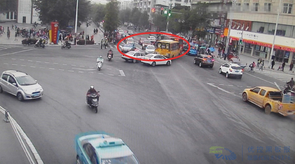 圖3 東進口左轉尾車與南進口直行沖突