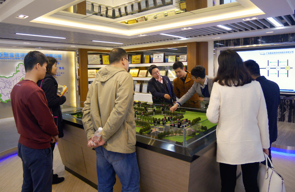 圖3 陳寧寧博士為青科協(xié)代表團講解交通信號控制優(yōu)化