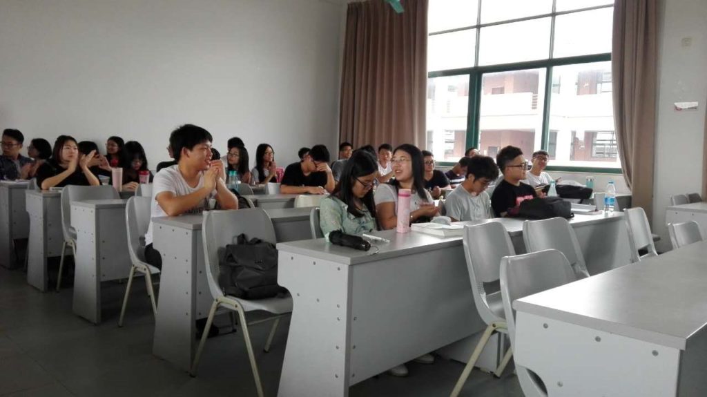 圖1 同學(xué)們開(kāi)展頭腦風(fēng)暴現(xiàn)場(chǎng)