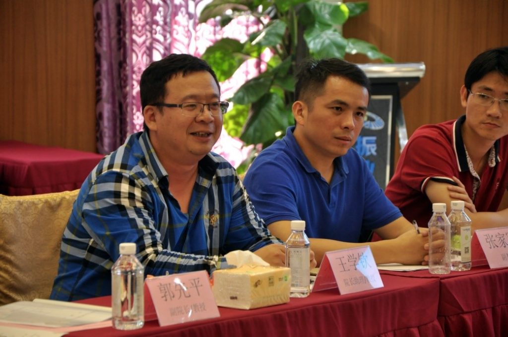 圖4 數(shù)學學院院長助理王學欽教授發(fā)言（左一）