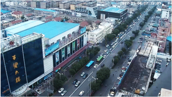 圖12 排隊長度約300米，平均需要等2-3次紅燈才能通過路口（優(yōu)化前）