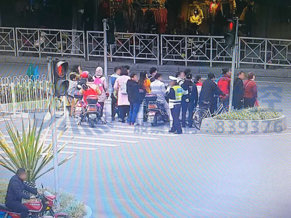 圖3 西邊行人需在安全島等待（優(yōu)化前）