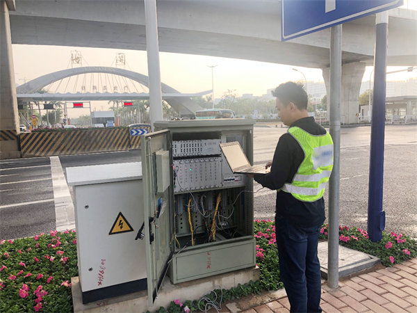  圖2 工程師進(jìn)行路口調(diào)研