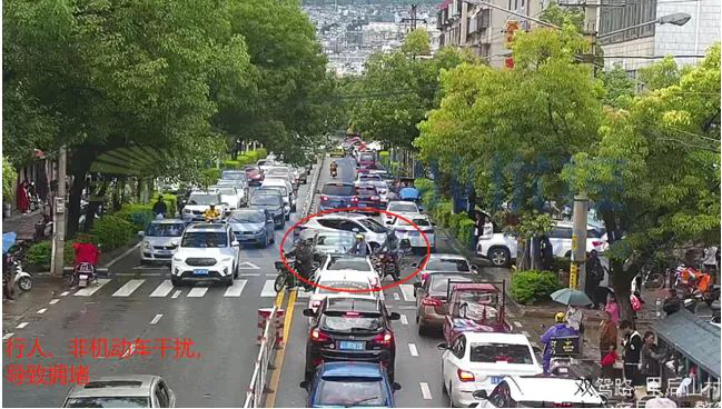 圖7 晚高峰小區(qū)進出車流混亂