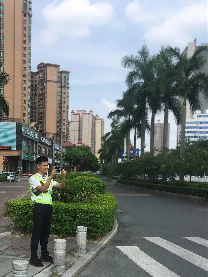 圖11 陳俊斌路口調(diào)研照