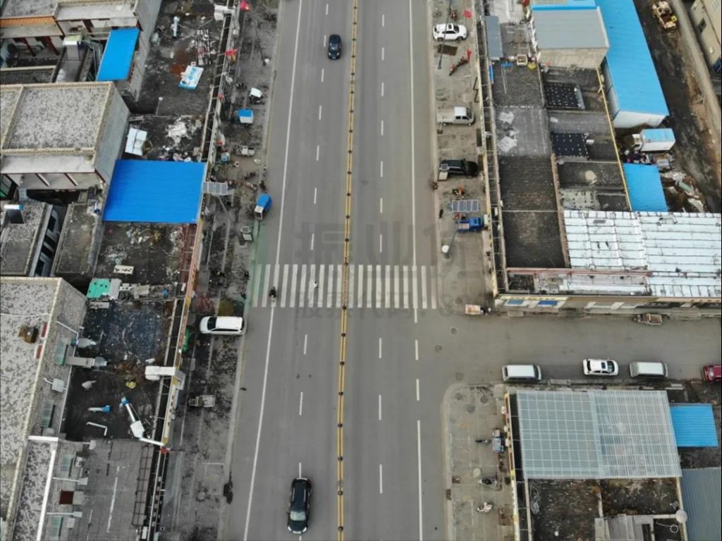 圖6 設(shè)中央護(hù)欄，并開人行道開口