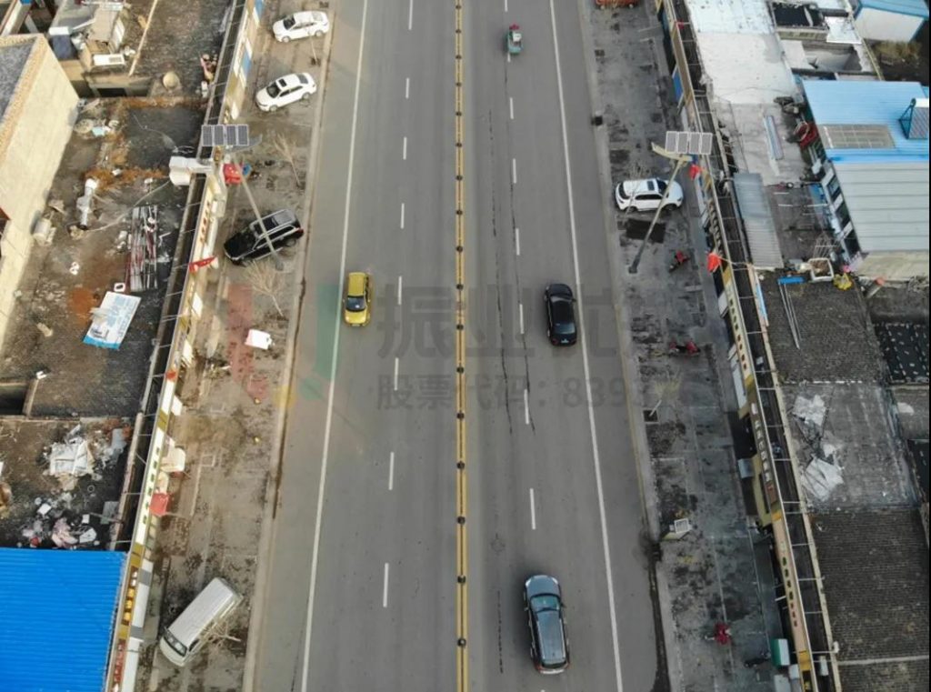 圖13 中央護(hù)欄有效隔離上下車流