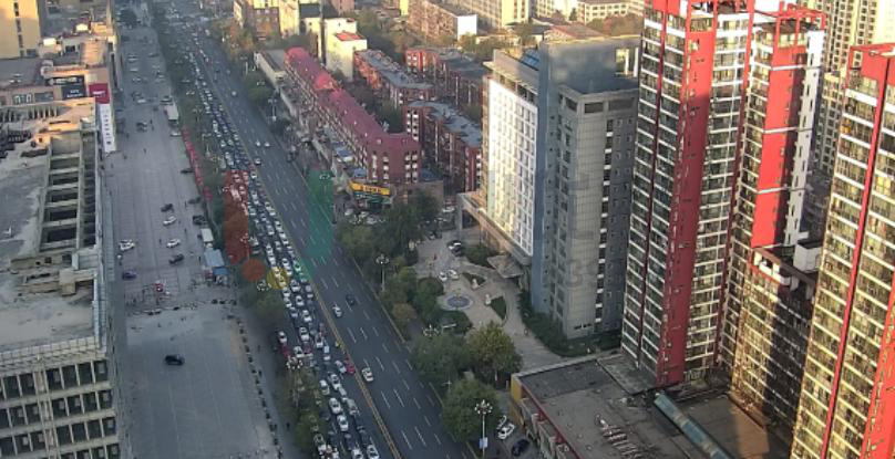 圖3 高峰時(shí)期西進(jìn)口兩處停車場進(jìn)出口造成車輛排隊(duì)過長