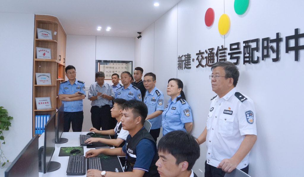 參觀新建區(qū)智能交通信號配時(shí)中心