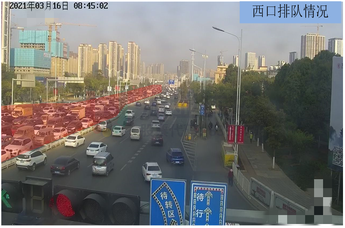 圖4 高峰時段路口排隊情況