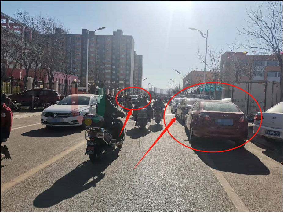 圖4 車輛駛?cè)雽W校路段停滯不前