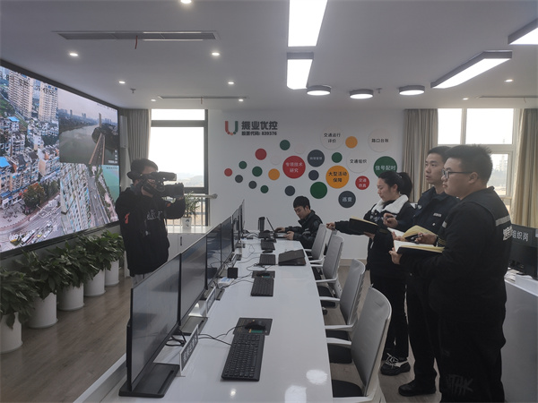 內(nèi)江交通優(yōu)化中心成員接受采訪