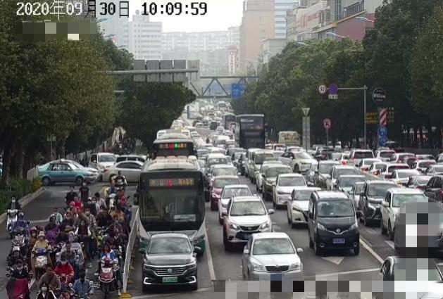 圖6 路口高峰時(shí)段擁堵情況圖